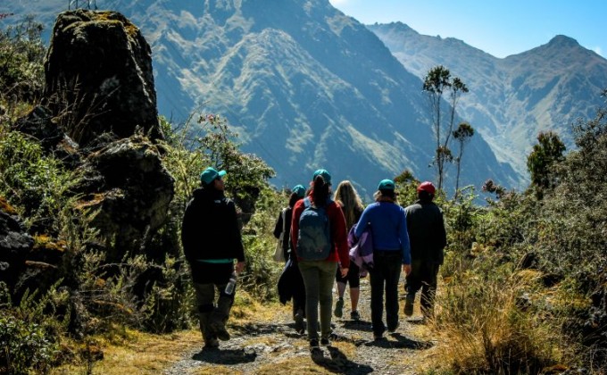 21 líderes juveniles de Canadá y Bolivia hacen una diferencia en el ámbito del turismo sostenible en Bolivia (en inglés)