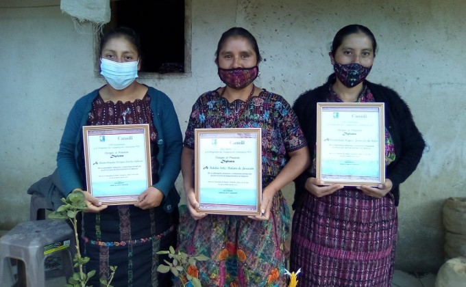Aprender haciendo: tres mujeres indígenas emprenden en tiempo de pandemia 