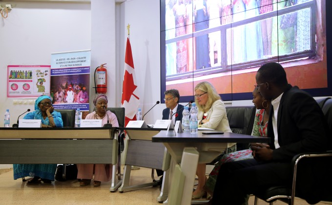 La Viceministra Adjunta de Asuntos Globales de Canadá se reúne con socios y beneficiarios del proyecto JUPREC en Mali (en francés)