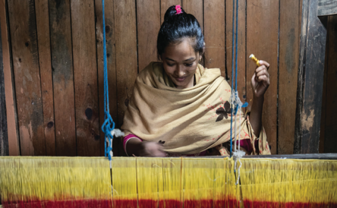 Tejido Dhaka: una vía económica para las mujeres rurales nepalesas (en inglés)